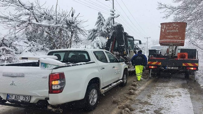 Akmeşe elektriksiz kalmasın diye, İzmit Belediyesinden Sedaş ekipleri için cansiperane mücadele