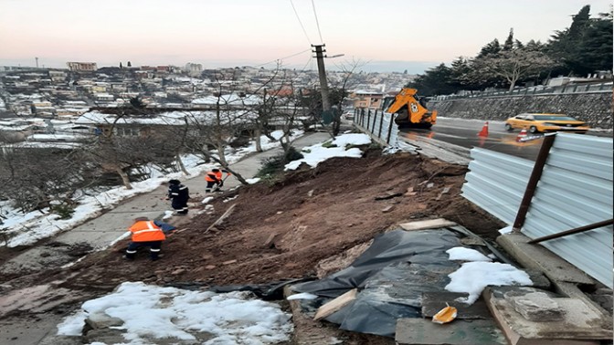 Asri Mezarlık Yolu Çöktü