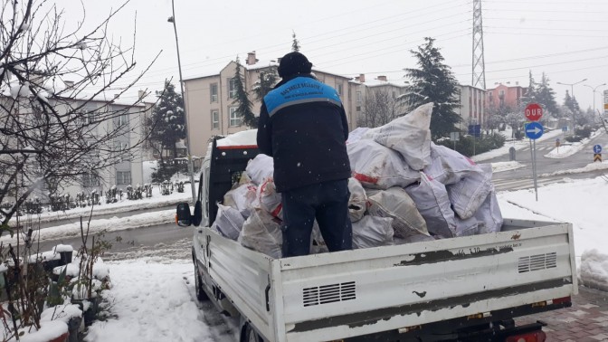 Başiskele’de Yakacak Odun Yardımı Devam Ediyor