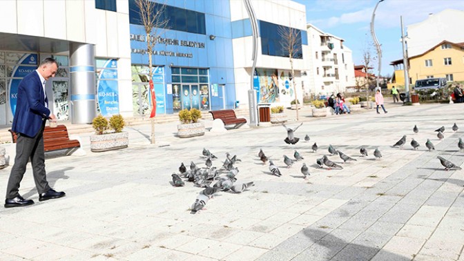 Başkan Büyükakın, Güvercinleri besledi, çocukları sevindirdi