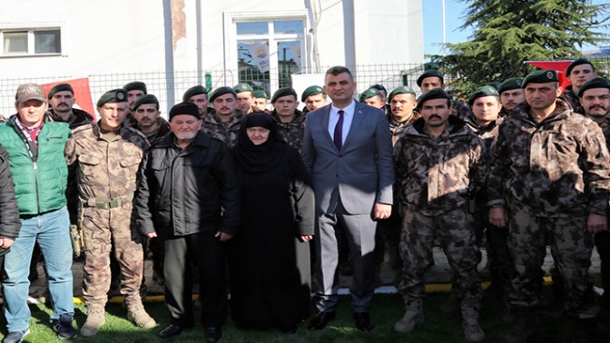 BAŞKAN SEZER ŞEHİT BAYRAM ÖZDERE’Yİ MEHMET AKİF’İN DİZELERİYLE ANDI