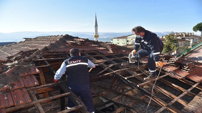 Çatısı Yanan Vatandaşın İmdadına İzmit Belediyesi Koştu