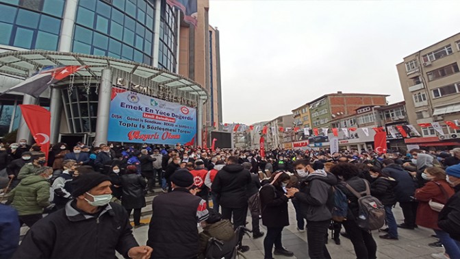 DİSK Genel Başkanı Çerkezoğlu TİS için Belediye Meydanı’na geldi