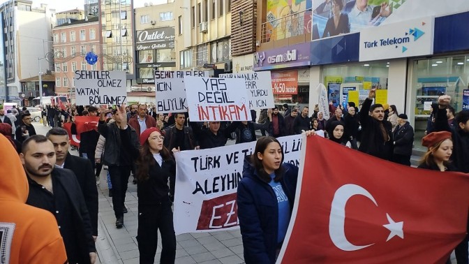 Gebzede vatandaşlar şehitler için yürüdü