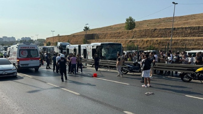 İstanbulda metrobüs kazası! 1 kişi hayatını kaybetti, 50 yaralı var