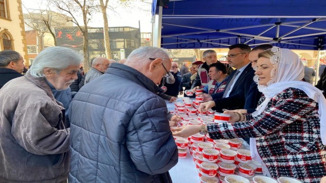 İzmit Belediyesi 12 şehit için Mevlid-i Şerif okutup helva dağıttı