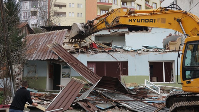 İzmit Belediyesi Hasarlı Binaların Yıkımına Devam Ediyor