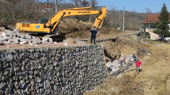 İzmit Belediyesinden Akmeşe’deki heyelan sorununa kalıcı çözüm