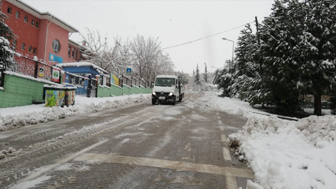 İzmit Belediyesinden Geceden Sabaha Kar Yağışıyla Yoğun Mücadele