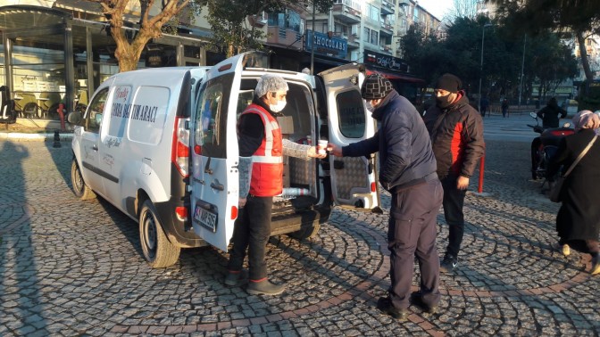 İzmitliler mobil büfeler sayesinde güne sıcak çorbayla başlıyor