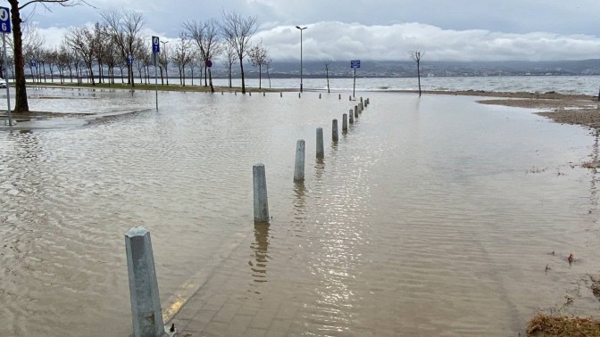 Kocaeli’de deniz taştı, sahil bandı suyla doldu