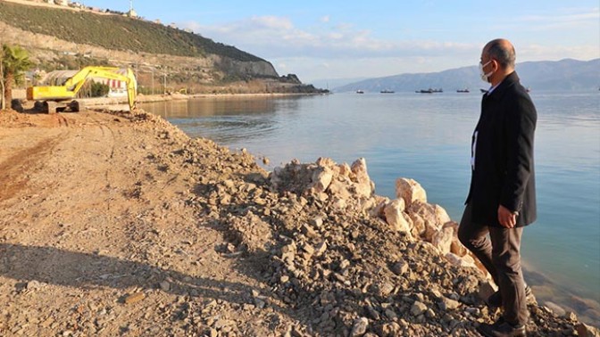 Körfez Belediye Başkanı Şener Söğüt, Hereke sahilinde devam eden düzenleme çalışmalarını yerinde inceledi. “Hereke’ye yakışan bir park olacak” diyen Başkan Söğüt, “Proje ile tarihi güzelliklere artı b