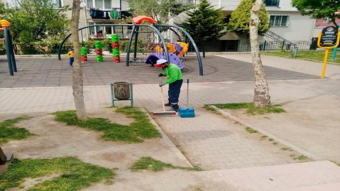 Körfez’de parkların bakımı gerçekleştiriliyor