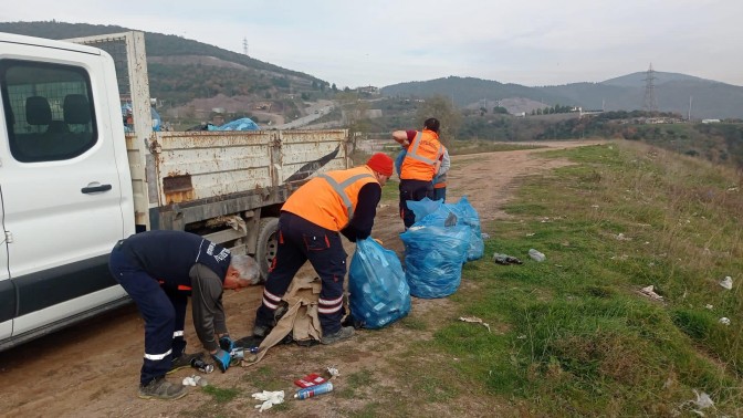 Körfez’de rastgele atılan atıklar toplanıyor