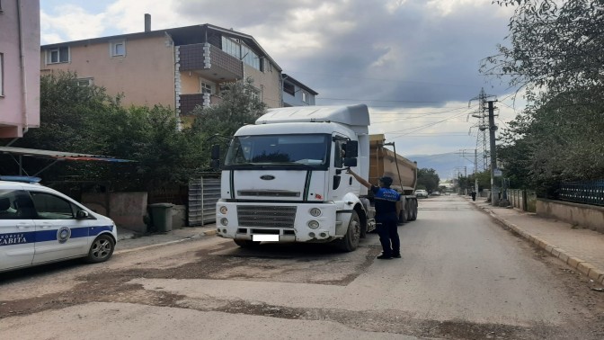 Mahalle içindeki tır parklanmalarına ceza