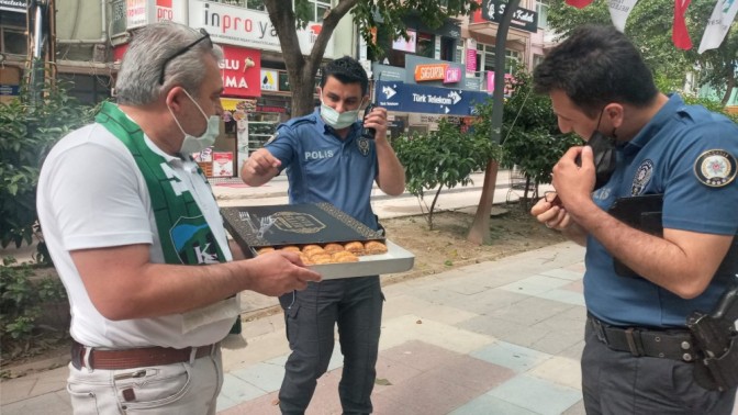 TURAN ŞAHİNDEN SAHA ÇALIŞANLARINA BAKLAVALI ZİYARET