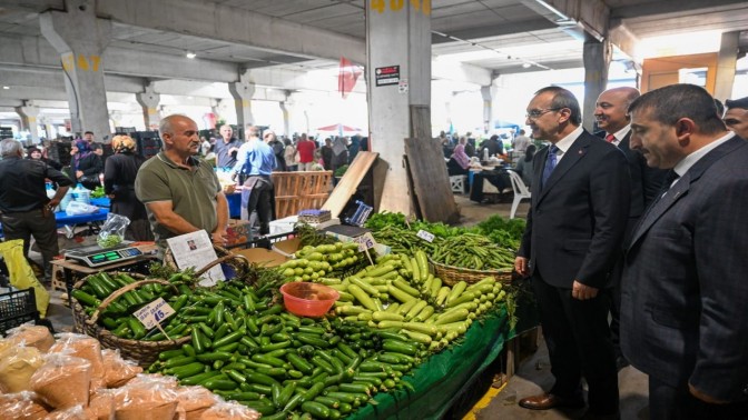 Vali Yavuz pazara indi