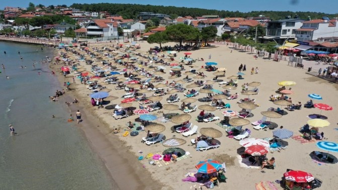 Okulların açılmasına günler kala plajlar dolup taştı